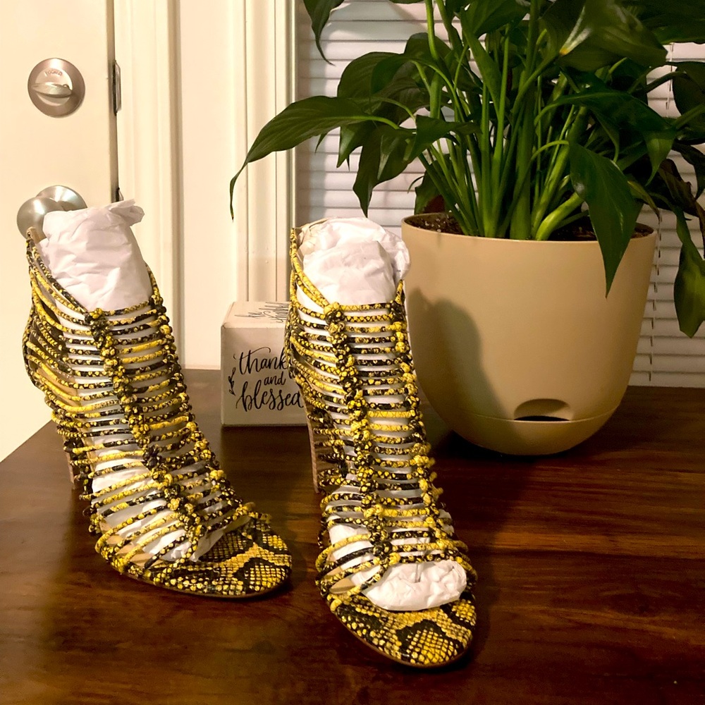 Vince CamutoAlsandra sandals - Picture 4 of 7